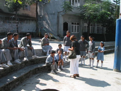 Mit Schülern auf dem Schulhof